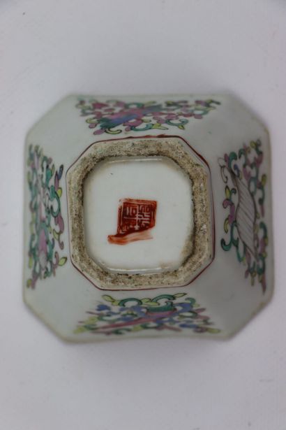 null CHINE, Canton.

Collection de sept coupes en porcelaine à décor polychrome,...