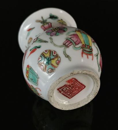 null CHINE.

Vase de forme balustre en porcelaine à décor de mobilier chinois.

Marque...