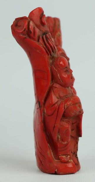null CHINA.

Coral branch carved with two characters.

H_11,5 cm L_9,7 cm.

267.73...
