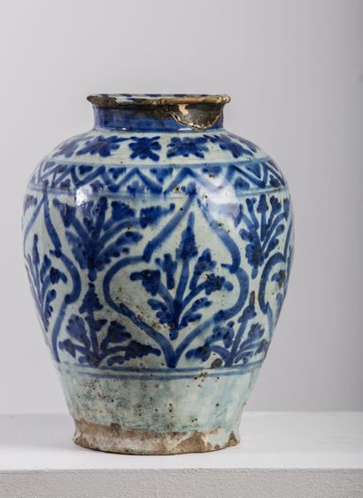 null PERSE.

Ensemble de trois céramiques à décor bleu comprenant un vase, une coupe...