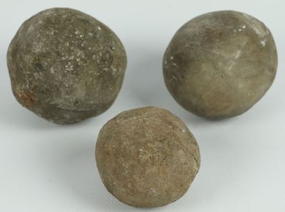 null Trois boulets de canon en pierre.

D_6,5 cm à 8 cm, environ