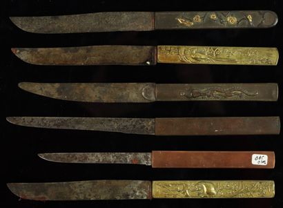 null Collection de six couteaux, manche Kozuka. 

Japon, période Meiji (1868-1912).

Adaptés...