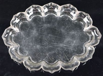 null BOHEME.

Tray in crystal of scalloped form.

XIXth century.

L_32,2 cm, chips...