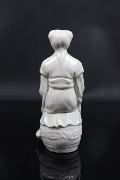 null CHINA.

Group and statuette in white porcelain, one with two characters.

H_17cm...