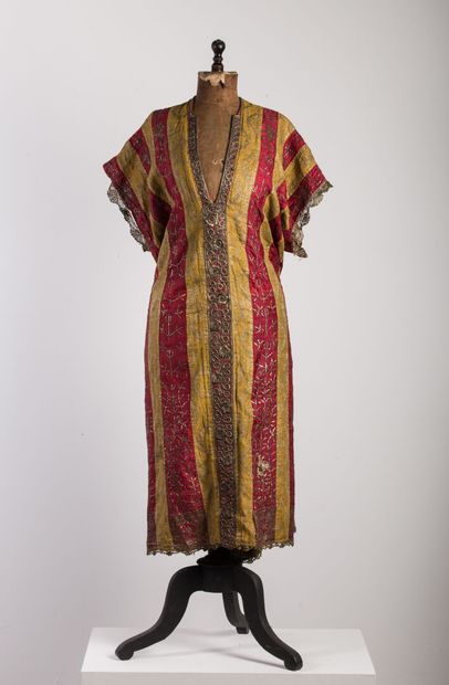 null Old Djellaba, with embroidered decoration.

Accidents
