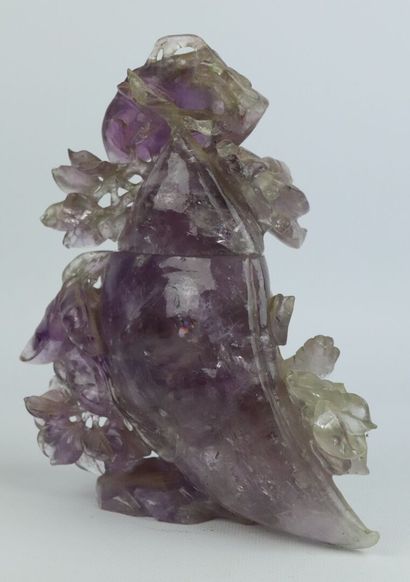 null CHINA.

Covered vase in amethyst carved with leaves, fruits and bird.

H_20...