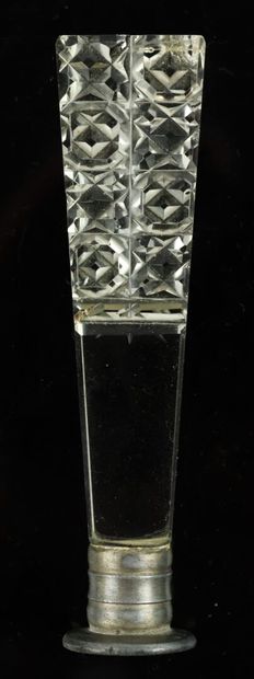 null Sceau ou cachet en cristal taillé et métal argenté.

Vers 1900.

H_9,7 cm, petits...