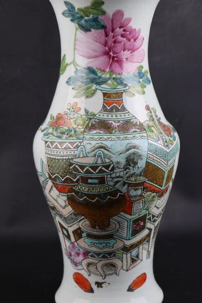 null CHINA.

Porcelain vase with polychrome decoration of Chinese furniture.

Beginning...
