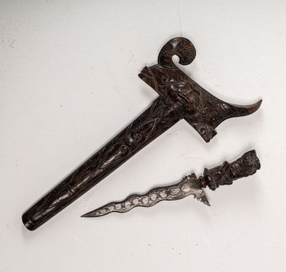 null INDONESIA.

Kriss in wood and engraved iron.

XIXth century.

L_35,5 cm, with...
