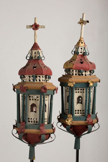 null Paire de lanternes de procession en fer blanc polychrome en forme de chapelle...