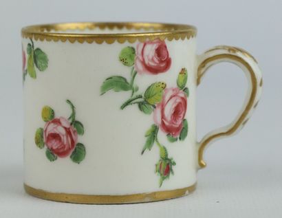 null SEVRES.

Tasse mignonnette et sous-tasse en porcelaine, à décor de semis de...