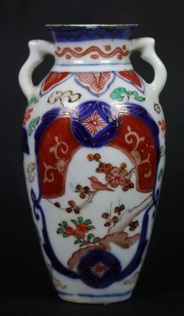 null JAPAN, Imari.

Collection of porcelain objects including two high necked vases,...