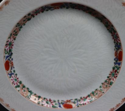 null CHINA.

Plate and cup in porcelain, the bottom said "sgraffiato". One with decoration...