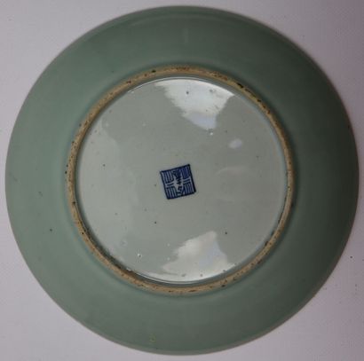 null CHINE, Canton.

Ensemble de cinq assiettes en porcelaine à décor polychrome...