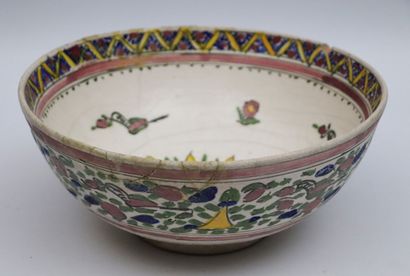 null PERSIA.

Large ceramic bowl with polychrome decoration.

XIXth century.

H_12,5...