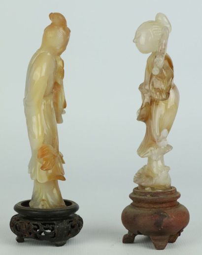 null CHINE.

Deux statuettes de guanyins en agate.

H_10,5 cm et 11,5 cm, manque...