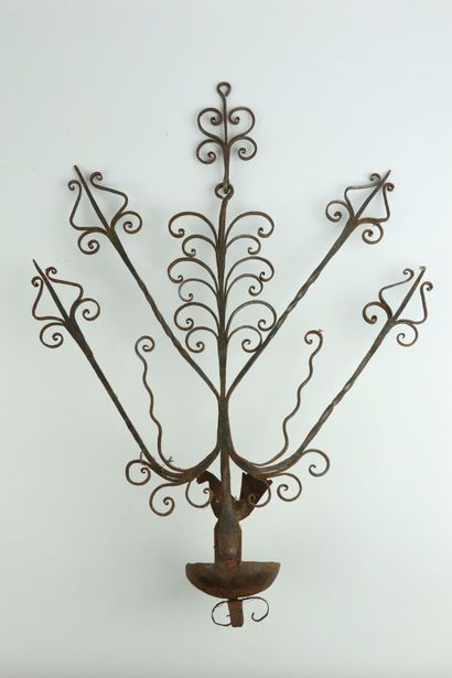 null Oil lamp with backsplash in wrought iron.

Old work.

H_55 cm L_41 cm