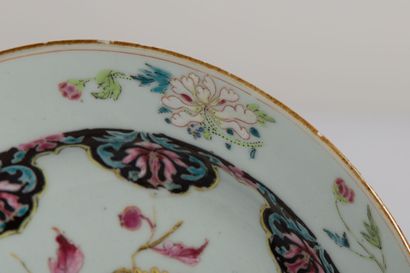 null CHINE.

Ensemble de trois assiettes en porcelaine, l'une polychrome, les deux...