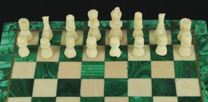 null Petit jeu d'échecs en malachite et marbre, avec 31 pièces (manque une).

L_18,6...