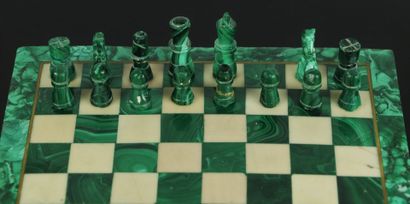 null Small chess set in malachite and marble, with 31 pieces (one missing).

L_18,6...