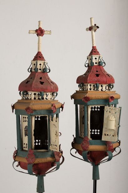 null Paire de lanternes de procession en fer blanc polychrome en forme de chapelle...