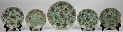 null CHINE, Canton.

Ensemble de cinq assiettes en porcelaine à décor polychrome...