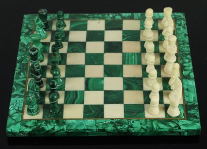 null Petit jeu d'échecs en malachite et marbre, avec 31 pièces (manque une).

L_18,6...