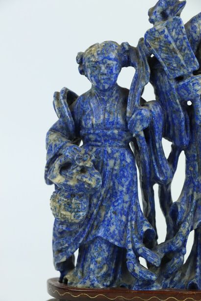 null CHINA.

Group in lapis lazuli representing a mother and her daughter.

H_15,9...