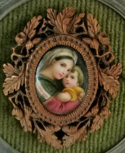 null Miniature sur porcelaine figurant la Vierge à la chaise, d'après Raphaël, cernée...