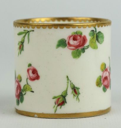 null SEVRES.

Tasse mignonnette et sous-tasse en porcelaine, à décor de semis de...