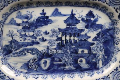 null CHINE.

Petit plat en porcelaine à décor de pagodes animées, en camaïeu bleu.

Fin...