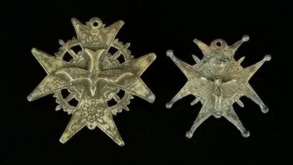 null Deux croix de pèlerin de Notre-Dame de Liesse, en laiton.

XVIIIème siècle.

H_7,7...