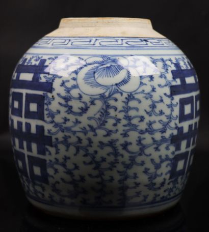 null CHINA.

Porcelain ginger pot with blue monochrome decoration.

19th century.

H_16,5...