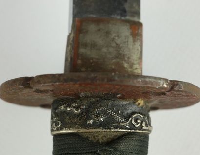 null JAPAN.

Katana sword, the handle trimmed with shagreen and silk braids (?)

Blade...