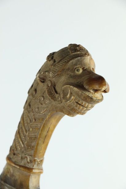 null INDONESIA.

Saber, the spindle in carved horn with chimera decoration.

Wood...