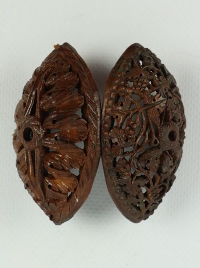 null Oval rosary box in carved corozo nut.

XIXth century.

L_8 cm