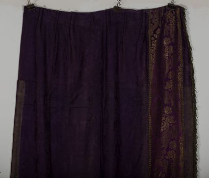 null Panneau de tissu estampé à fond violet, et bandeau violet et or.

H_286 cm L_123...