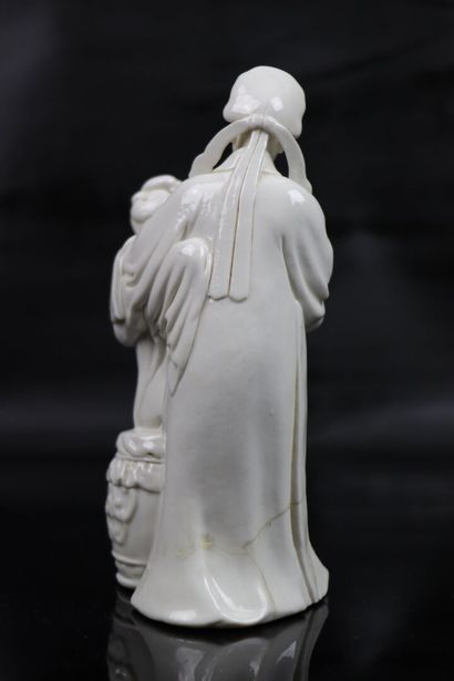 null CHINA.

Group and statuette in white porcelain, one with two characters.

H_17cm...