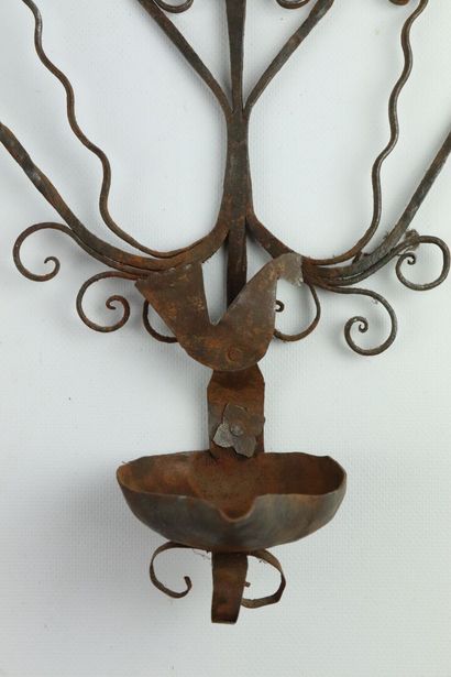 null Oil lamp with backsplash in wrought iron.

Old work.

H_55 cm L_41 cm