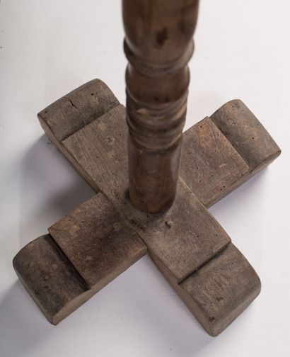 null Walnut and oak base, probably for a candle holder.

Beginning of the XIXth century.

H_100...