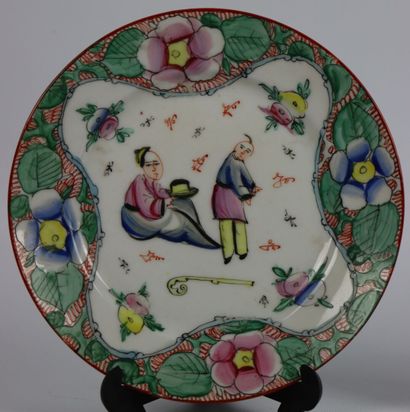 null BAYEUX.

Pair of porcelain plates with Chinese decoration.

XIXth century.

D_19,8...