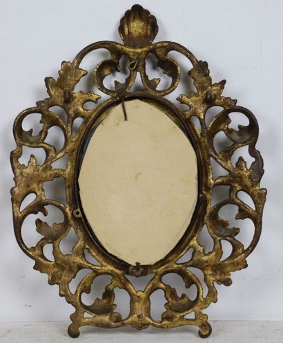 null Gilded cast iron frame, forming a mirror.

H_28,5 cm L_21,5 cm