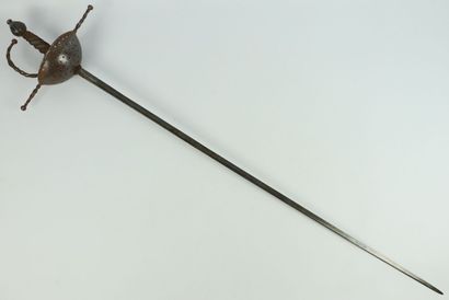null Epée à coquille ajourée de petits trous, en fer forgé.

L_112,5 cm