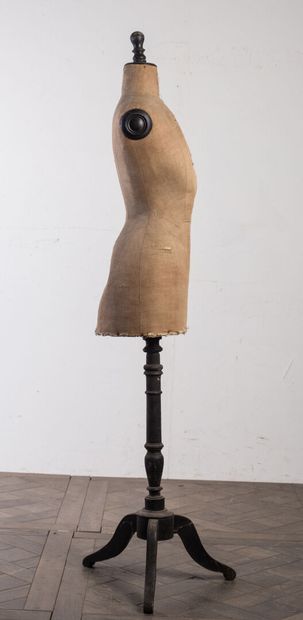 null Mannequin of dressmaker, woman, the tripod base in blackened wood.

H_69 cm...