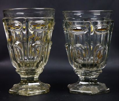null Suite de quatre verres en verre moulé et décor or.

XIXème siècle.

H_13,3 cm,...