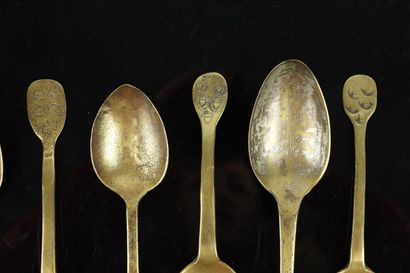 null Set of six brass porridge spoons, the handles punched.

Normandy, early 19th...