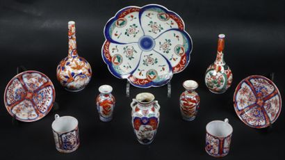 null JAPON, Imari.

Collection d'objets en porcelaine comprenant deux vases pansus...