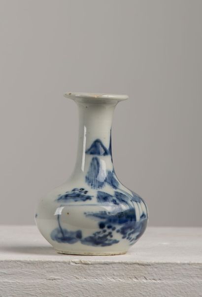 null CHINE ou VIETNAM.

Vase en porcelaine à décor en bleu sous couverte de pagode...