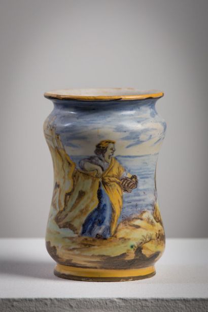 null ITALY.

Small albarello with polychrome decoration of fishermen and marine landscape.

XIXth...
