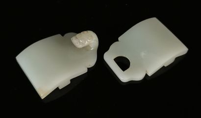 null CHINA.

Jade belt buckle, decorated with a dragon head.

L_9,5 cm.